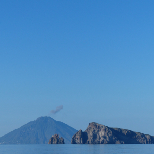23-Panarea-mit-Stromboli